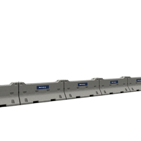 Grijze betonnen barrier, L2200 x B680 x H905 mm, met blauwe logo's, op een rij.