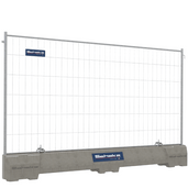Grijze betonnen dwarsligger met gegalvaniseerd bouwhek en Schake logo's.