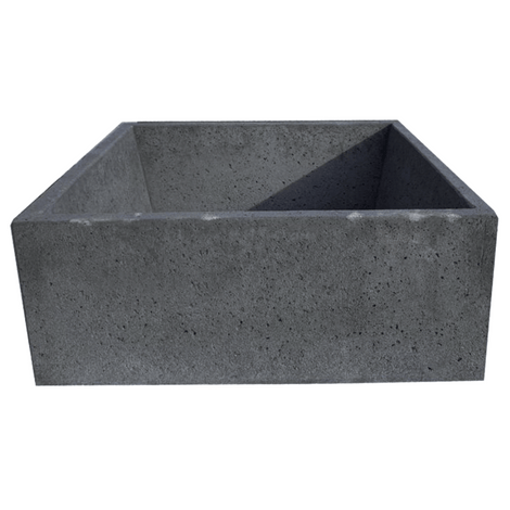 Donkergrijze, vierkante betonnen plantenbak van Oud Hollands stampbeton.