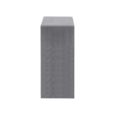 Antraciet betonnen poef, rechthoekig en robuust, 300x300x800 mm.