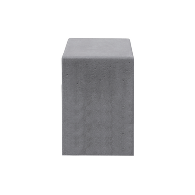 Antraciet betonnen poef, 450x450x650 mm, met strakke, moderne kubusvorm en licht afgeronde randen.
