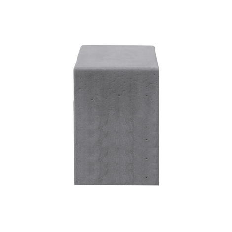 Antraciet betonnen poef, 450x450x650 mm, met strakke, moderne kubusvorm en licht afgeronde randen.