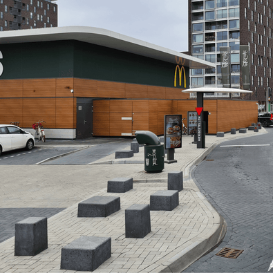 Antraciet betonnen poef, 450x450x650 mm, robuust en modern design, ideaal voor openbare ruimtes.