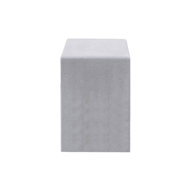 Grijze betonnen poef, kubusvormig, 450x450x650 mm, strak design.