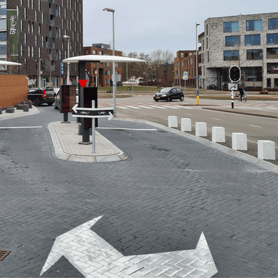 Grijze betonnen poef, 450x450x650 mm, met een strak, modern design.