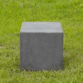 Antraciet betonnen poef, kubusvormig, 500x500x500 mm, op groen gras.