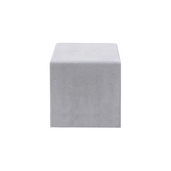 Grijze betonnen poef, kubusvormig, 500x500x500 mm, strak design.