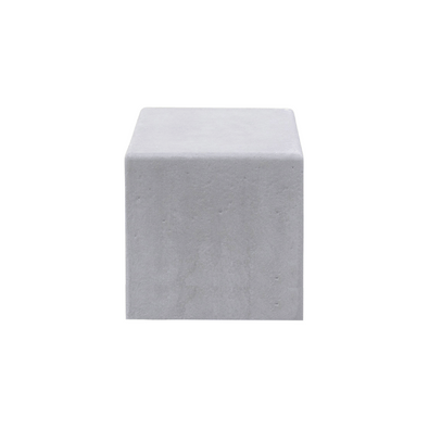 Grijze betonnen poef, kubusvormig, 500x500x500 mm, strak design.