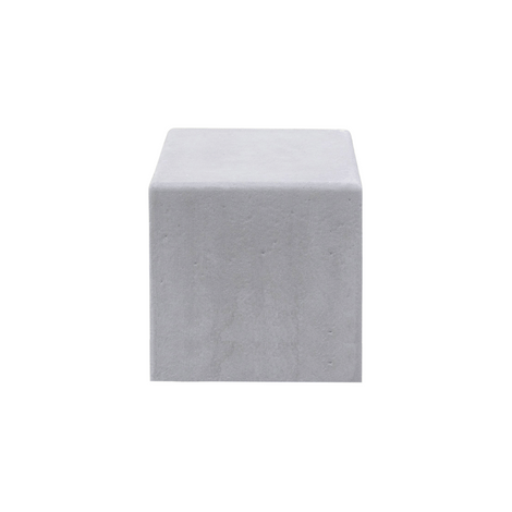 Grijze betonnen poef, kubusvormig, 500x500x500 mm, strak design.