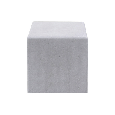 Grijze betonnen poef, kubusvormig, 600x600x600 mm, met licht gestructureerd oppervlak.