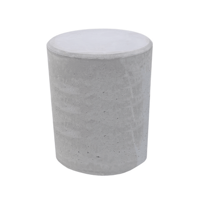 Grijze betonnen poef, Ø500x600 mm, met een robuuste, cilindrische vorm en gladde afwerking.