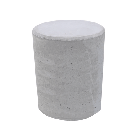 Grijze betonnen poef, Ø500x600 mm, met een robuuste, cilindrische vorm en gladde afwerking.