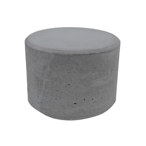 Antraciet betonnen poef, Ø650x500 mm, met strakke cilindervorm en gladde afwerking.