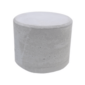 Grijze betonnen poef, Ø700x600 mm, met een robuuste, cilindervormige design.