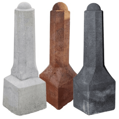 Drie achthoekige betonnen sierpalen in grijs, roestbruin en antraciet met een decoratieve top.