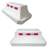 Witte betonnen wieldwinger met reflecterende rood-witte strepen, schuin en frontaal zicht.