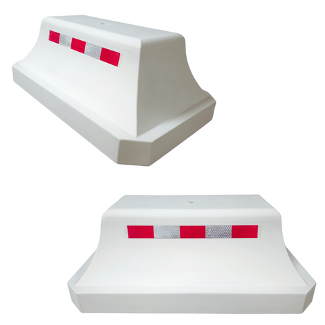 Witte betonnen wieldwinger met reflecterende rood-witte strepen, schuin en frontaal zicht.