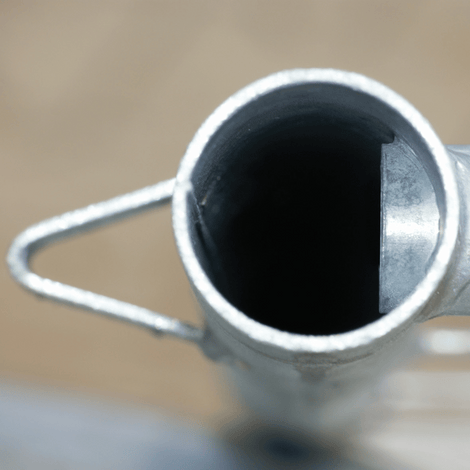 Close-up van de gegalvaniseerde stalen buis van een bouwhek Profi-P, met interne versteviging.