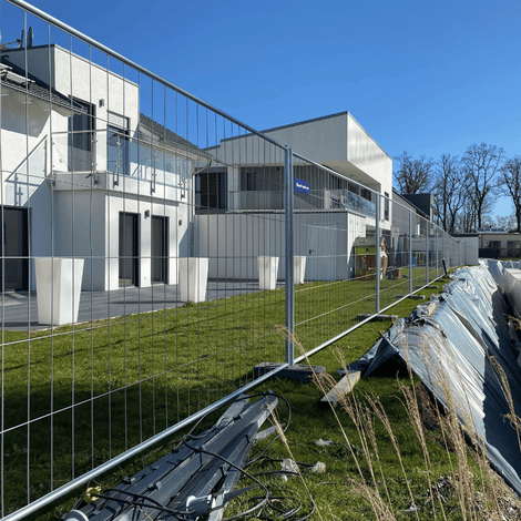 Set van 15 Profi-P bouwhekken met stalen opslagcontainer en 15 voeten, op een bouwplaats.