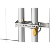 Zilverkleurige bouwhekpoort Profi met scharnier en geel hangslot, close-up van de vergrendeling.