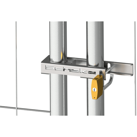 Zilverkleurige bouwhekpoort Profi met scharnier en geel hangslot, close-up van de vergrendeling.