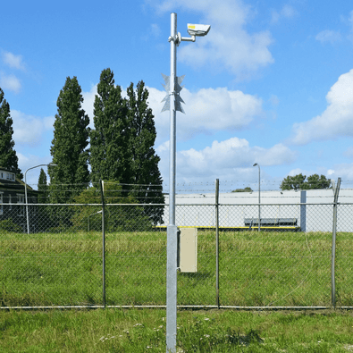 Zilveren cameramast, 4-8 meter, met witte bewakingscamera en beige behuizing, voor grond- of vloermontage.