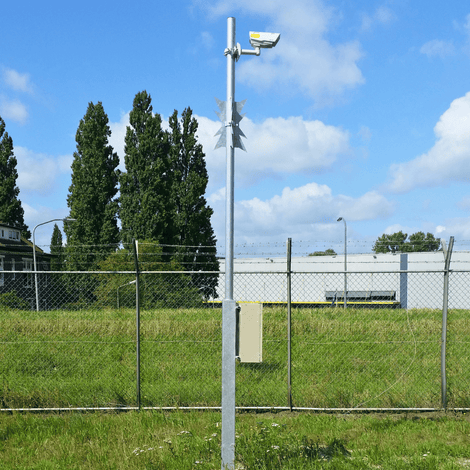Zilveren cameramast, 4-8 meter, met witte bewakingscamera en beige behuizing, voor grond- of vloermontage.