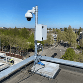 Verzinkt stalen dakmast met tegelvoet, gemonteerd op plat dak, inclusief camera en behuizing.