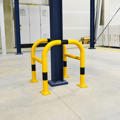 Gele en zwarte Ø60 mm kolombeschermer op voetplaat, 2-delig demontabel, in een magazijn.