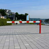 Rood-witte slagboom (150-350 cm) met rode paal voor betonverankering en slotopties.