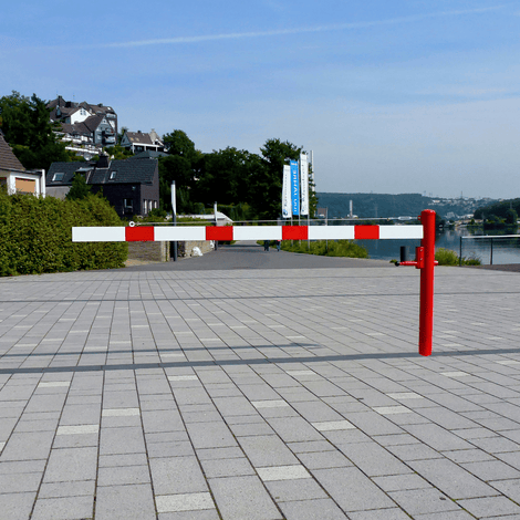 Rood-witte slagboom (150-350 cm) met rode paal voor betonverankering en slotopties.