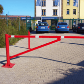 Rode draaiboom 250-450 cm op voetplaat met wit-rode strepen, voor parkeerplaatsen.
