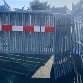 Gegalvaniseerd dranghek met 18 spijlen, 248x110 cm, en rood-witte reflecterende strip.