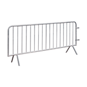 Gegalvaniseerd dranghek met 17 spijlen, 250 x 110 cm, inclusief koppeling, op witte achtergrond.