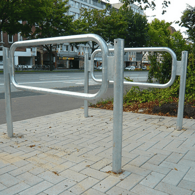 Verzinkt stalen fietsbeugel design met buis Ø60/48 mm, gemonteerd op een trottoir.
