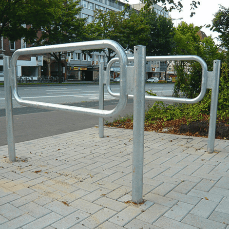 Verzinkt stalen fietsbeugel design met buis Ø60/48 mm, gemonteerd op een trottoir.