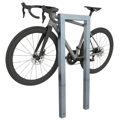 Verzinkte fietsbeugel (60x60 mm koker) met modern design, bevestigd aan een racefiets.
