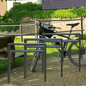 Antraciet fietsbeugels van 80x20 mm kokerprofiel, fijn gestructureerd, in een buitenomgeving.