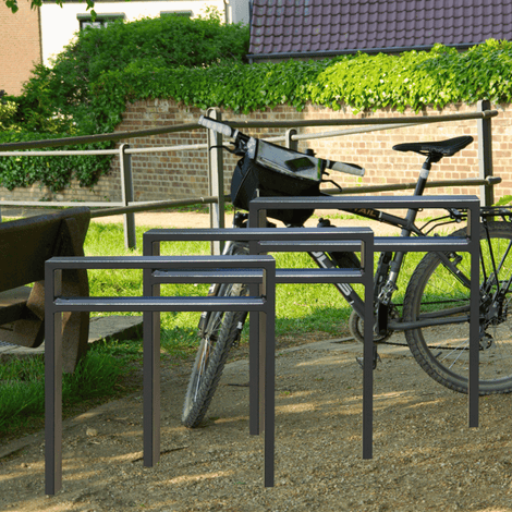 Antraciet fietsbeugels van 80x20 mm kokerprofiel, fijn gestructureerd, in een buitenomgeving.