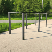 Antraciet fietsbeugel design van plat staal 50x12 mm, fijn structuur, op een lichte ondergrond.