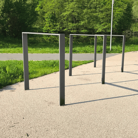 Antraciet fietsbeugel design van plat staal 50x12 mm, fijn structuur, op een lichte ondergrond.