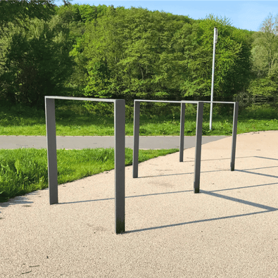 Antraciet stalen fietsbeugel design BD703 van plat staal 80x12 mm, met fijn structuur.