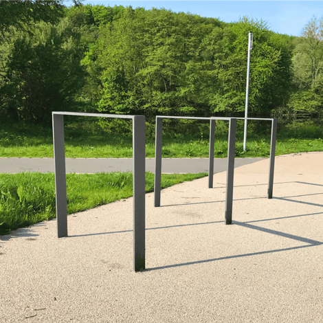 Antraciet stalen fietsbeugel design BD703 van plat staal 80x12 mm, met fijn structuur.