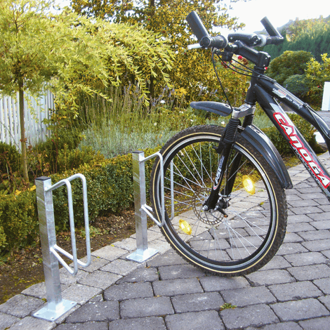 Verzinkt stalen fietsenrek voor één fiets, met beugels en montageplaten voor betonverankering.