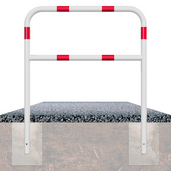 Wit-rood Ø48 mm fietssluis hek, in beton verankerd, met reflecterende banden.