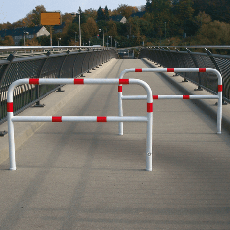 Verzinkt stalen fietssluis hek Ø60 mm met rood-witte reflecterende banden op een brug.