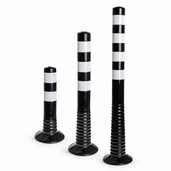 Drie flexibele, zwart-witte paaltjes van 450, 750 en 1000 mm hoog met geribbelde voet.