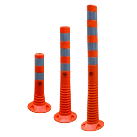Drie flexibele oranje-witte afzetpalen van 450, 750, en 1000 mm met reflecterende strepen.