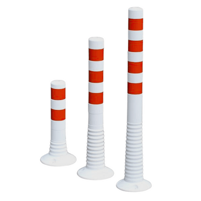 Drie flexibele wit-rode afzetpalen in verschillende hoogtes (450, 750, 1000 mm) met geribbelde voet.