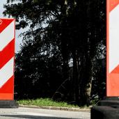 Flexibel geleidebaken met rood-witte strepen en klasse 2 of 3 reflectie, staand op een zwarte voet.